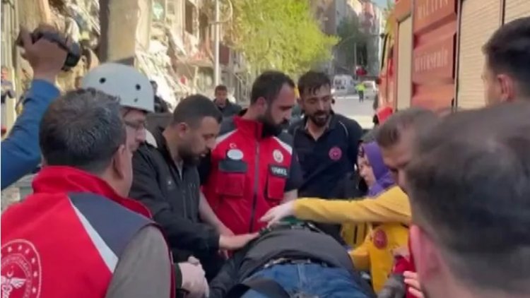Malatya'da ağır hasarlı bina çöktü: 4 kişi yaralı