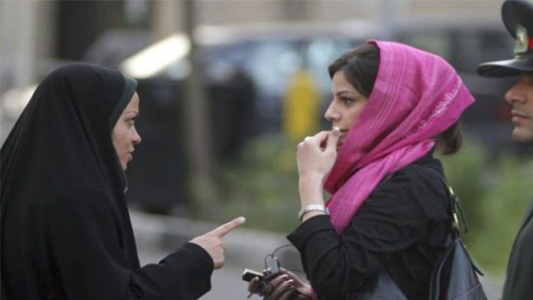 İran’da birçok işletme, başörtüsü takmayanlara hizmet verdiği için mühürlendi