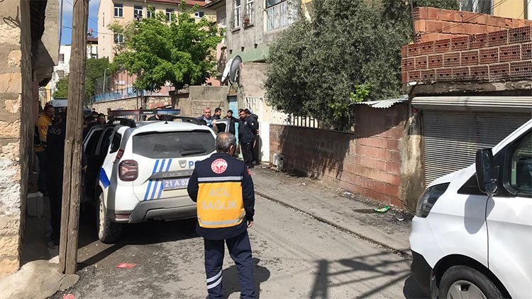 Diyarbakır'da vahşet! Eşini boğarak, kuzenini bıçaklayarak öldürdü