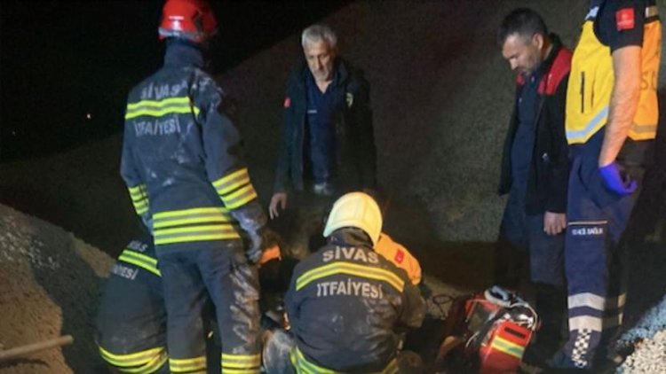 Sivas: TIR'ın kasasından boşalan çakılların altında kalan işçi yaşamını yitirdi