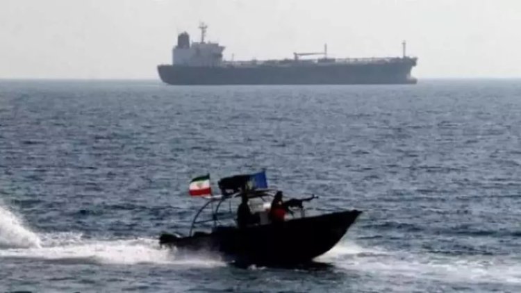 İran Basra Körfezi'nde kaçak akaryakıt taşıyan tekneye el koydu