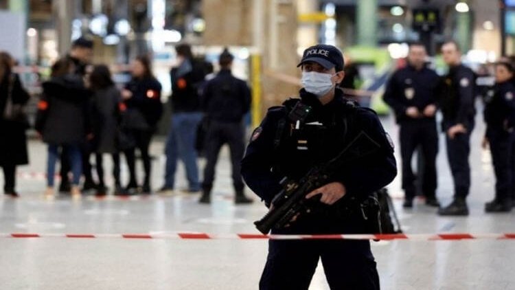 Fransa'da bıçaklı saldırı! 6'sı çocuk 7 kişi yaralandı