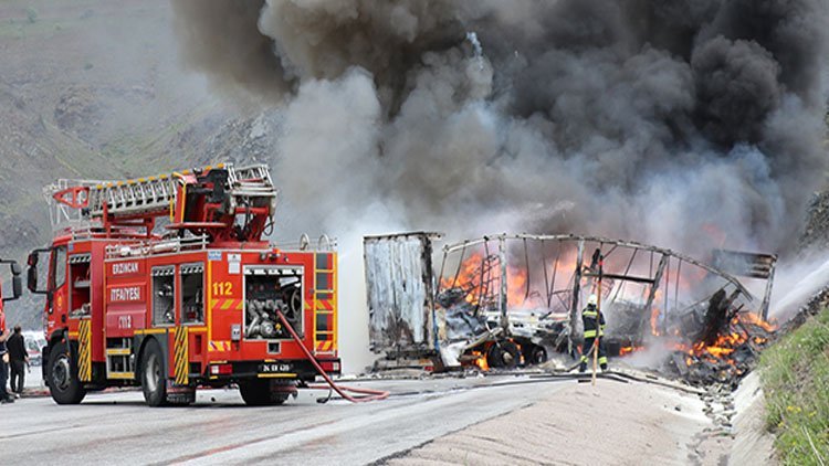 İki tırın çarpışması sonucu çıkan yangında sürücüler öldü