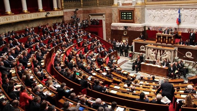 Fransa'da hükümetin düşmesi için sunulan gensoru önergesi reddedildi