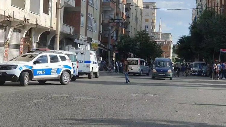Diyarbakır’da husumetliler arasında taşlı, sopalı, bıçaklı kavga: 5 yaralı