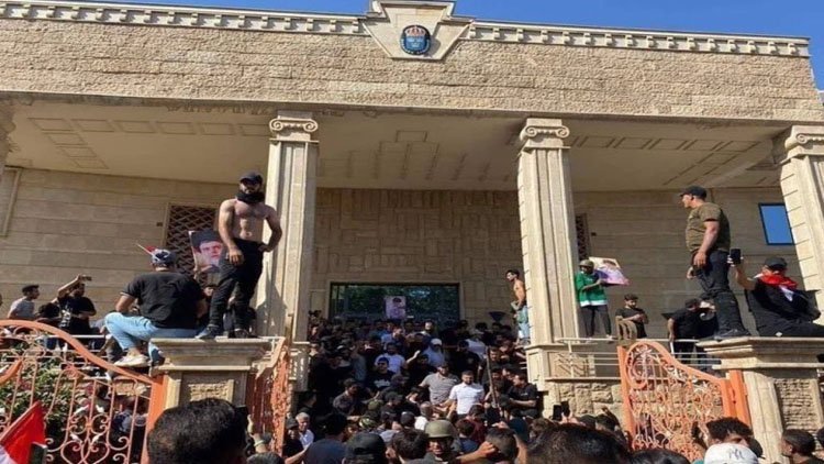Iraklı eylemciler Bağdat’taki İsveç Büyükelçiliği'ni bastı
