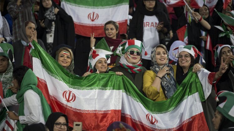 İran'da kadınların stadyumlara girişine onay