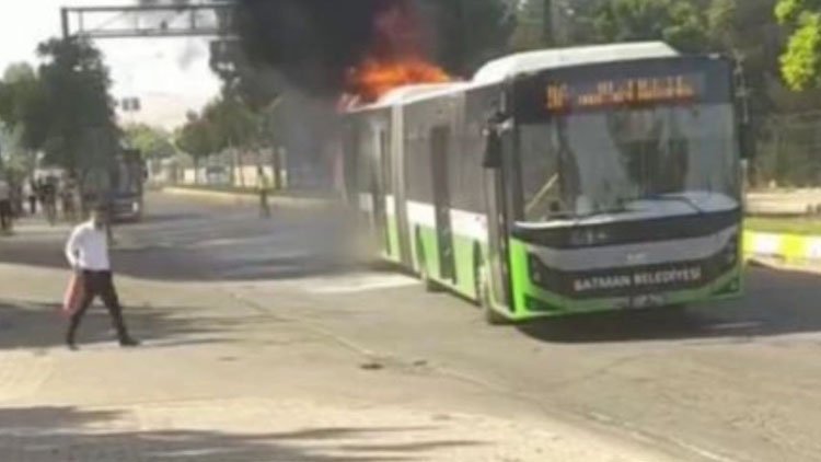 Batman’da yolcu dolu belediye otobüsü alev alev yandı