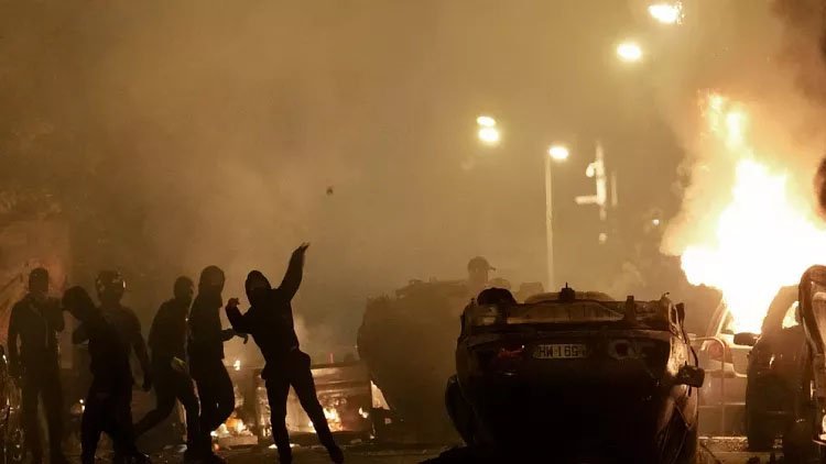 Fransa'da 6 gündür devam eden şiddet olaylarında tansiyon düşüyor