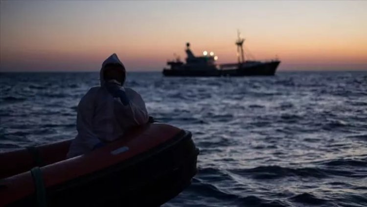 Yüzlerce göçmeni taşıyan 3 tekne okyanusta kayboldu