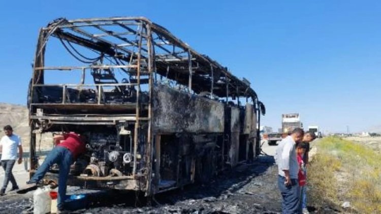 İran plakalı yolcu otobüsü, Ağrı'da alev aldı