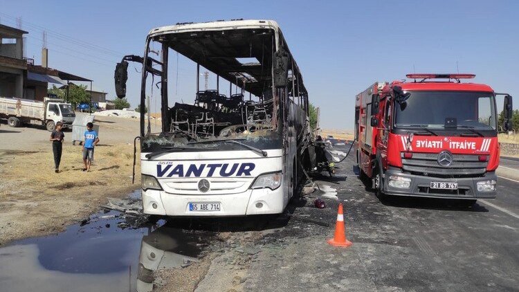 Diyarbakır'da faciadan dönüldü: Seyir halindeki yolcu otobüsü yandı