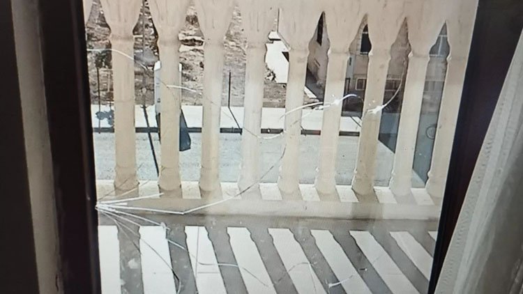 Mardin: 51 dereceye dayanamayan balkonun camı çatladı