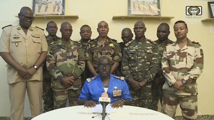 Cumhurbaşkanını gözaltına alan bir grup asker darbe yaptıklarını duyurdu