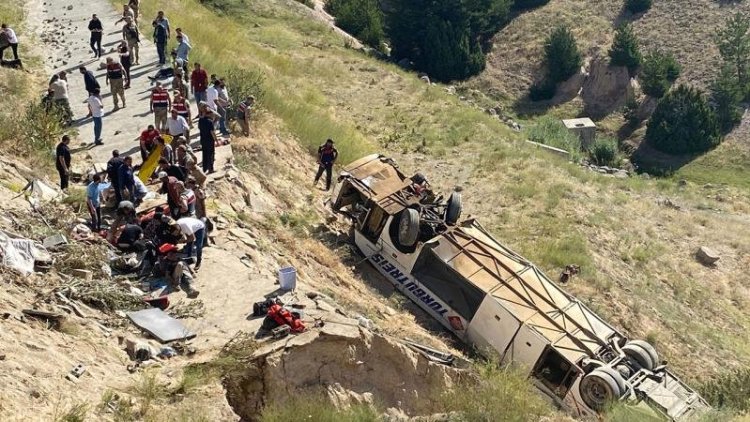 Kars'ta yolcu otobüsü şarampole yuvarlandı: Ölü ve yaralılar var