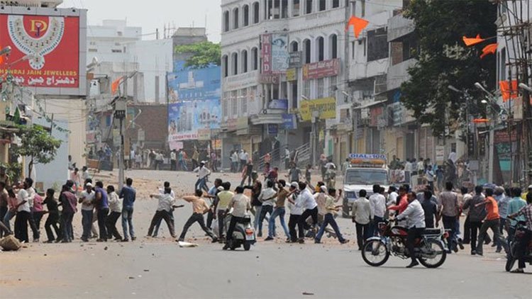  Hindularla Müslümanlar çatıştı: 4 ölü, 10 yaralı