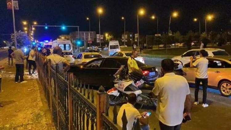 Diyarbakır'da iki ayrı kazada 3'ü ağır, 16 kişi yaralandı