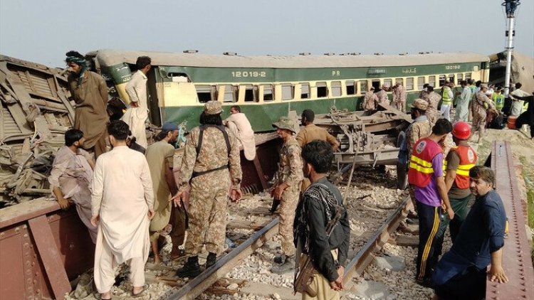 Pakistan'da tren raydan çıktı: 28 ölü, 50 yaralı