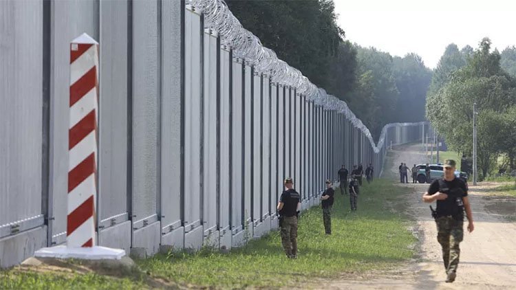 Polonya, Belarus sınırına 10 bin asker konuşlandıracak