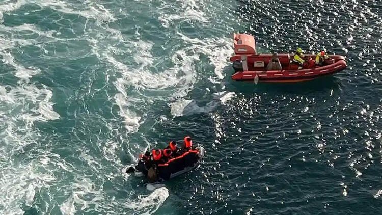 Manş Denizi'nde göçmen teknesi battı: 6 kişi hayatını kaybetti