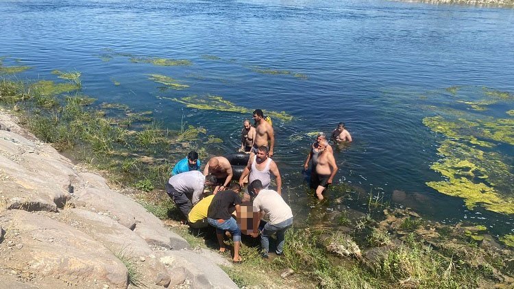 Serinlemek için Fırat Nehri'ne giren baba ve oğlu boğuldu