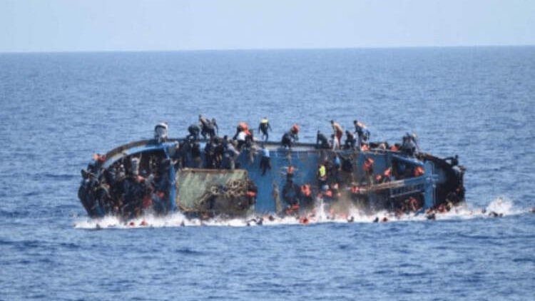 Göçmenleri taşıyan tekne okyanusta battı: 63 ölü