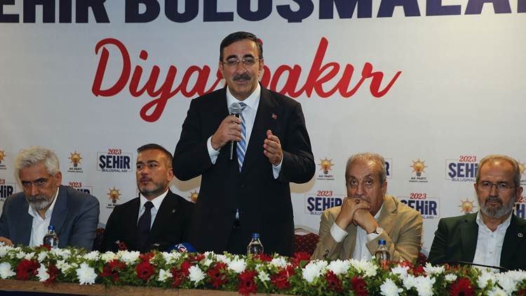 Cevdet Yılmaz: Yerel seçimlerde Diyarbakır şaşırtıcı sonuçlar ortaya koyabilir