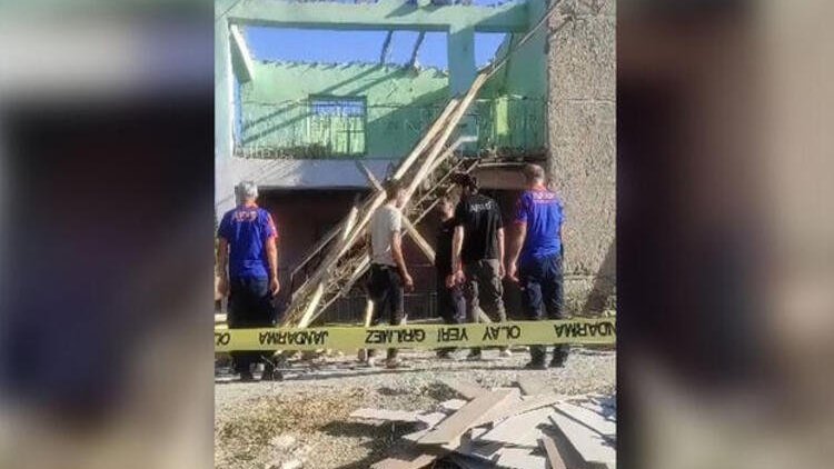 Elazığ'da ağır hasarlı evin yıkımı sırasında balkon çöktü: 2 yaralı