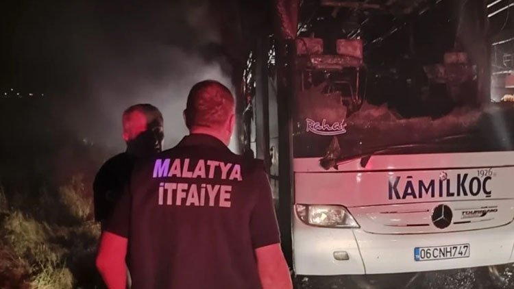 Malatya'da seyir halindeki yolcu otobüsü yandı