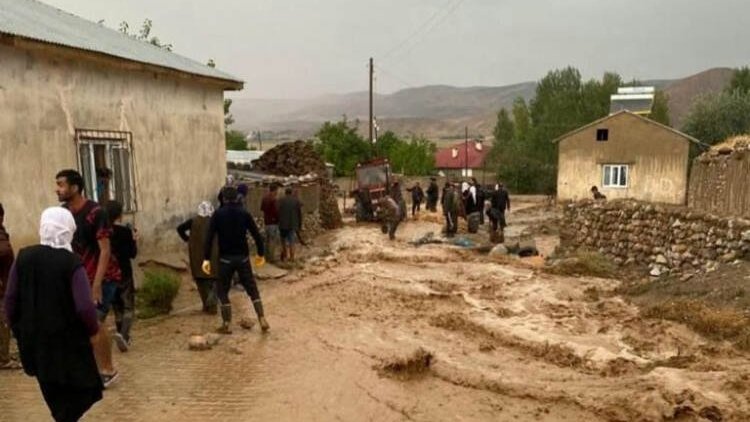 Sağanak Kürt illerinde su baskını ve sele neden oldu: Birçok yerleşim yeri çamur deryasına döndü