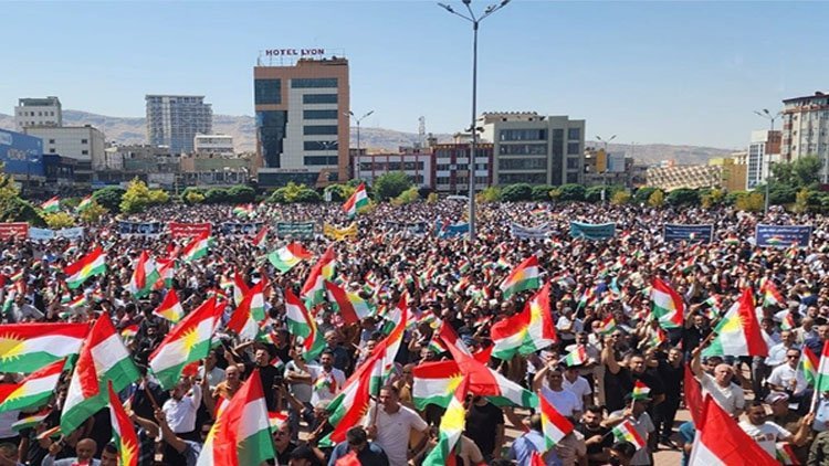 Duhok'ta Kürtler Bağdat'ı protesto ediyor