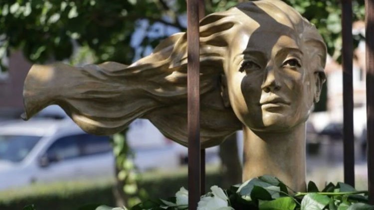 Brüksel’de Jina Emini'nin heykeli dikildi