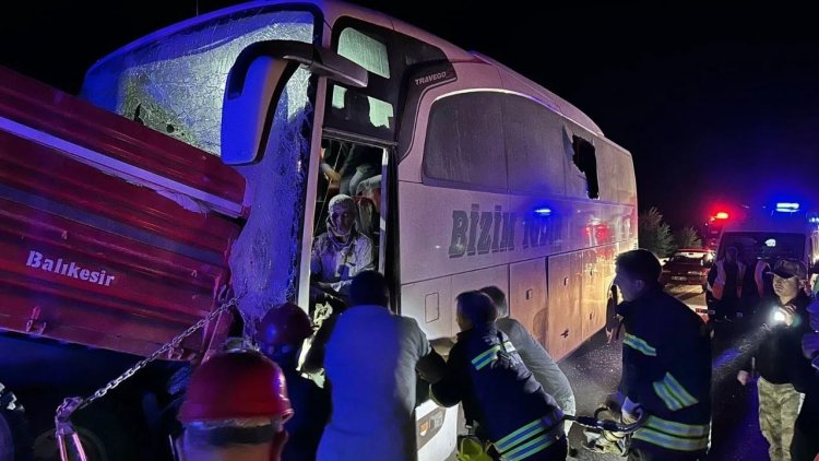 Erzurum'da yolcu otobüsü traktöre çarptı: 2 ölü, 18 yaralı