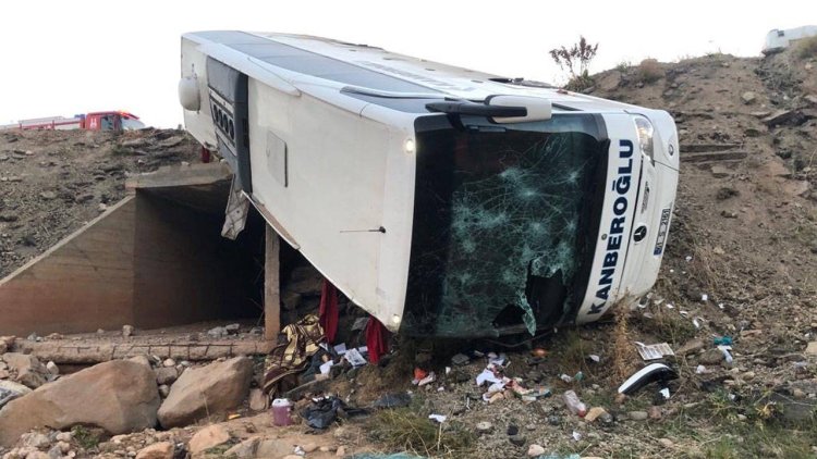 Erzurum'da yolcu otobüsü şarampole yuvarlandı: 3 ölü, 22 yaralı