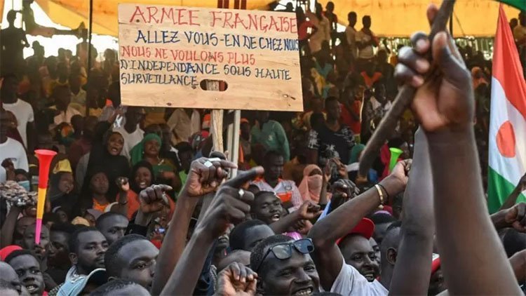 Fransa Nijer'deki büyükelçisini ve askerlerini geri çekiyor