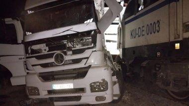 Diyarbakır'da koyun yüklü TIR'a tren çarptı