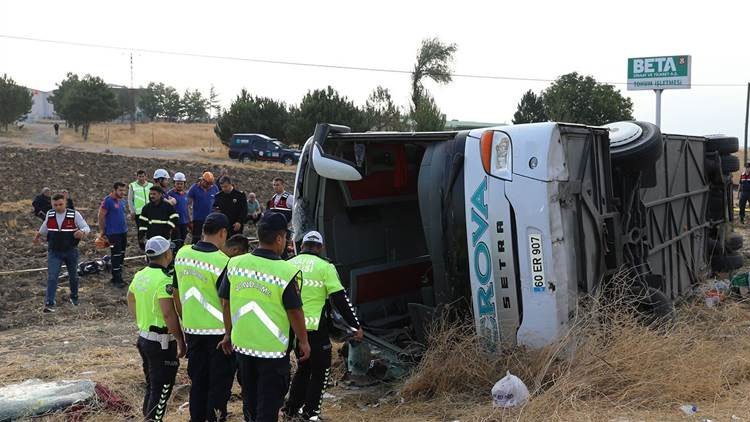 Merzifon'da yolcu otobüsü devrildi: 6 ölü, 35 yaralı