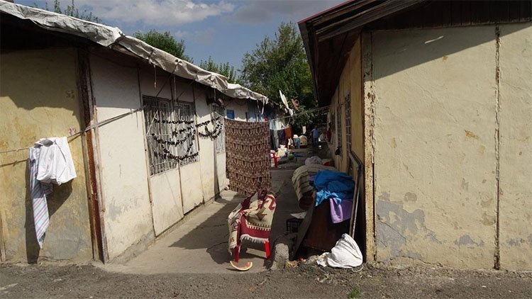 Diyarbakır'da 40 yıldır oturdukları barakalardan çıkarılıyorlar