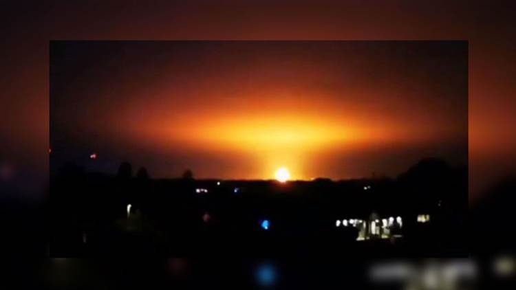 İngiltere’de ‘gizemli’ patlama: Yangın gökyüzünü aydınlattı