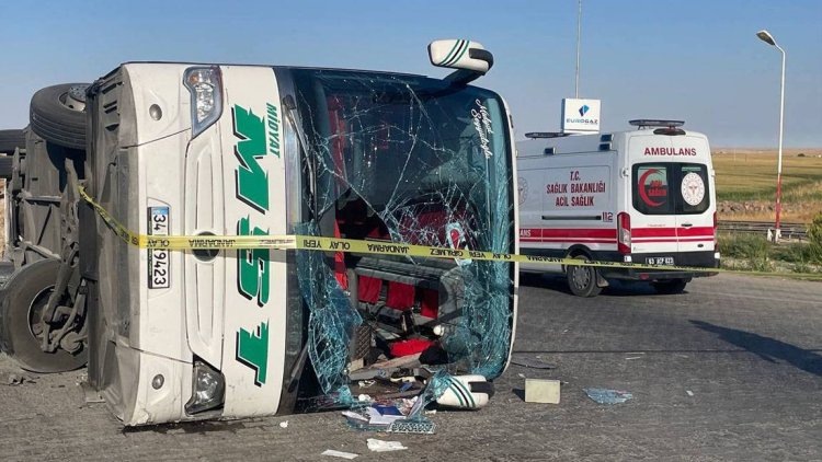 Urfa'da yolcu otobüsü devrildi: 2 ölü, 25 yaralı