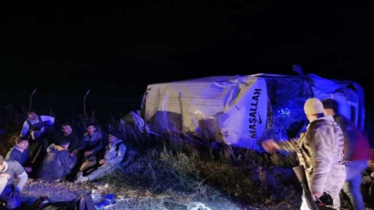 Van'da kaçak göçmenleri taşıyan minibüs devrildi: 20 yaralı