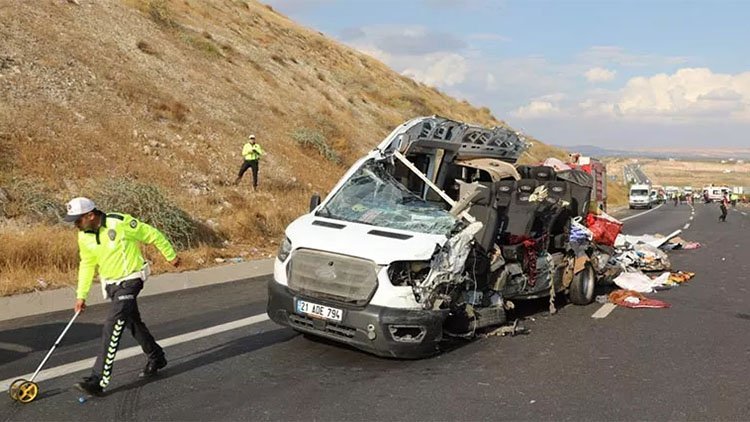Antep-Urfa otoyolunda feci kaza: Çok sayıda ölü ve yaralı var