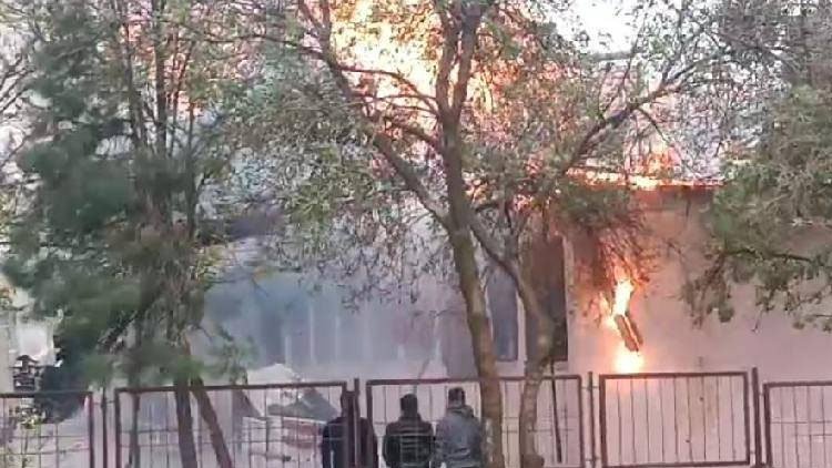 Diyarbakır'da okul çatısında yangın