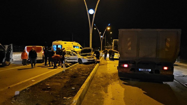 Erzincan'da kamyon ve otomobil çarpıştı: 2 ölü, 4 yaralı