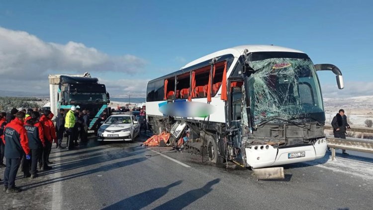 Sivas'ta yolcu otobüsü tıra çarptı: Ölü ve yaralılar var