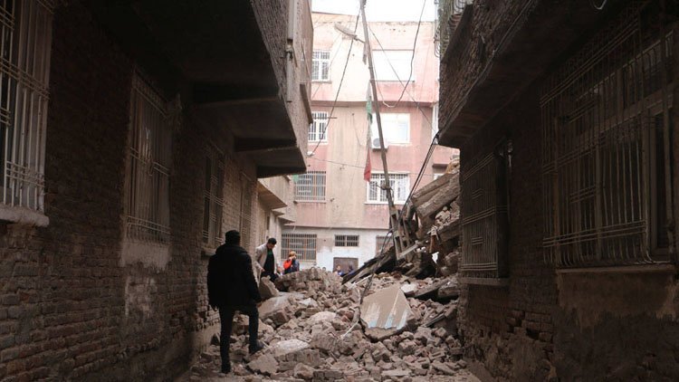 Diyarbakır’da ağır hasarlı 5 katlı bina çöktü