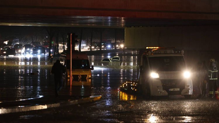 Antep ve Diyarbakır'da sağanak; metrekareye 65 kilogram yağmur düştü