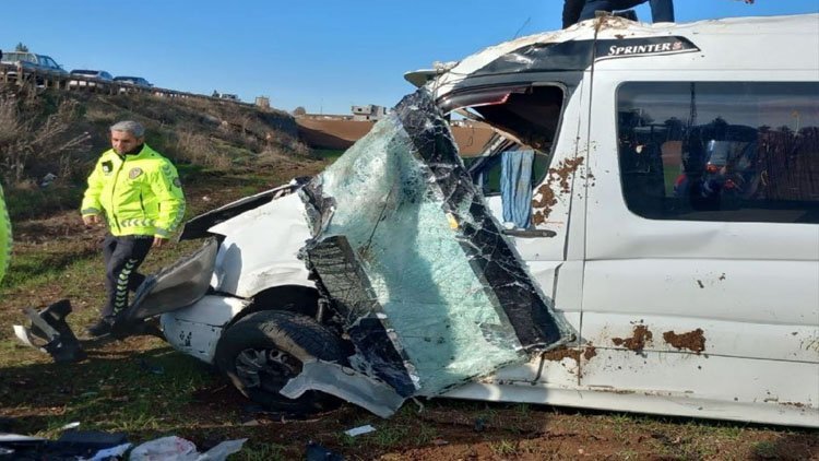 Diyarbakır'da minibüs şarampole uçtu: 4'ü ağır 16 yaralı