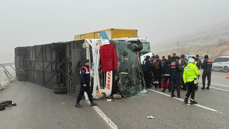 Malatya'da yolcu otobüsü devrildi: Dört ölü, 36 yaralı