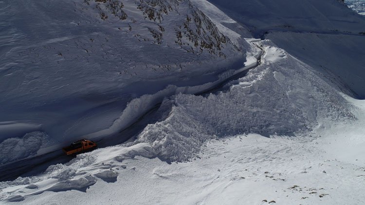 Van'da 234 yerleşim yerinin yolu kardan kapandı
